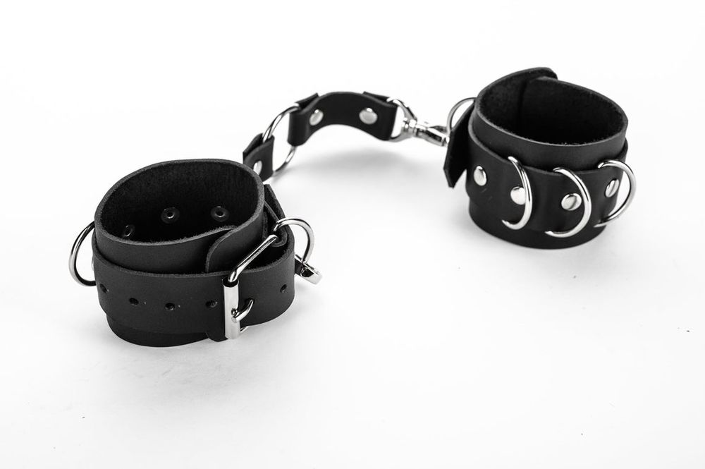 Кожаные наручники с кольцом соединителем 450 450 фото