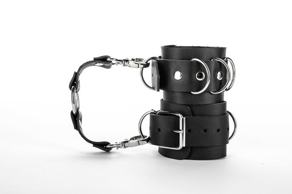 Кожаные наручники с кольцом соединителем 450 450 фото